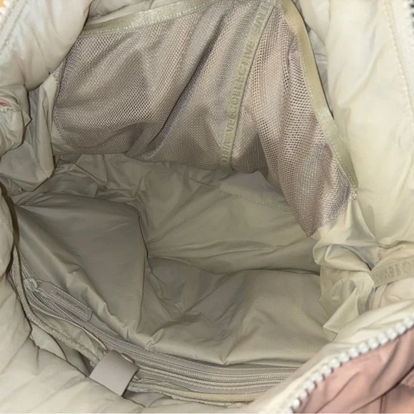 Vee Collective Berlin Large Quilted Porter Basque Matte Pink Tote Bag NWOT. - Picture 4 of 4